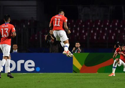 تشيلي تهزم اليابان وتشارك الأوروغواي الصدارة