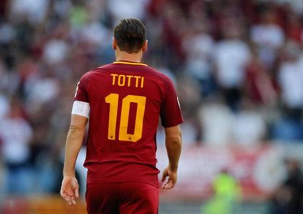 "ملك روما" يغادر قلعة "الذئاب" بتصريحات غاضبة