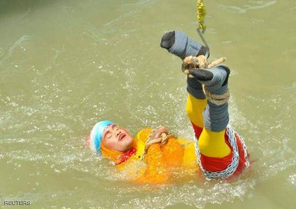 "انقلب السحر على الساحر"..خدعة ساحر هندي تنتهي بكارثة