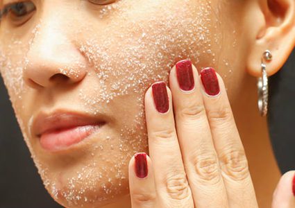 تقشير الوجه بمكونات طبيعية