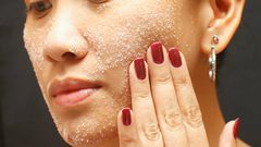 تقشير الوجه بمكونات طبيعية