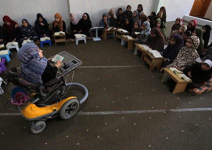 فتاة من ذوي الاحتياجات الخاصة  تقدم درساً في تحفيظ القرآن