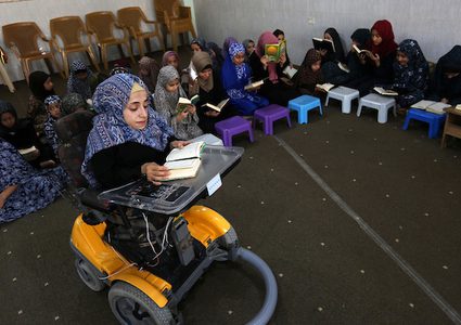 فتاة من ذوي الاحتياجات الخاصة  تقدم درساً في تحفيظ القرآن