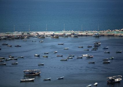 صيادون فلسطينيون ييبحرون  بقواربهم في ميناء غزة بعد قرار الاحتلال بفتح بحر غزة