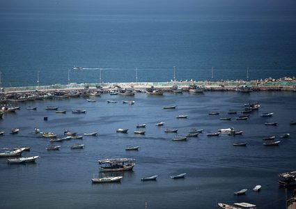 صيادون فلسطينيون ييبحرون  بقواربهم في ميناء غزة بعد قرار الاحتلال بفتح بحر غزة