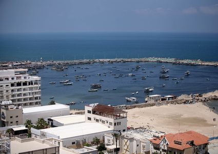 صيادو غزة يُبحرون بقواربهم في ميناء غزة