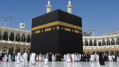 السعودية توقف إصدار تأشيرات العمرة