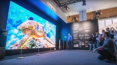 "سامسونغ" تطلق تلفازا عملاقا بدقة "8k"