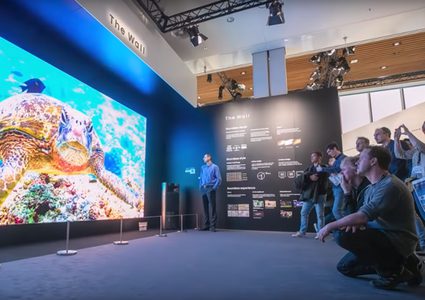 "سامسونغ" تطلق تلفازا عملاقا بدقة "8k"