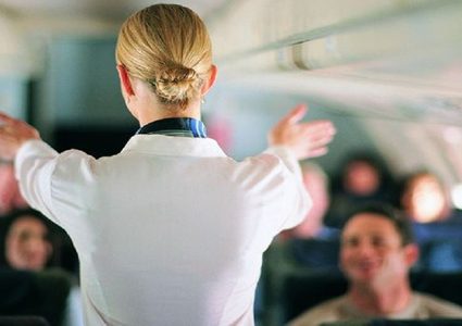 مضيفو الطيران يكشفون أسرارا غريبة يقوم بها المسافرون