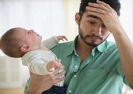 اكتئاب ما بعد الولادة يهدد الآباء!