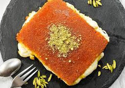 أردني يوزع الكنافة احتفالًا بمناسبة طلاقه !