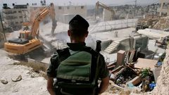 الاحتلال يهدم محلا تجاريا في جبل المكبر