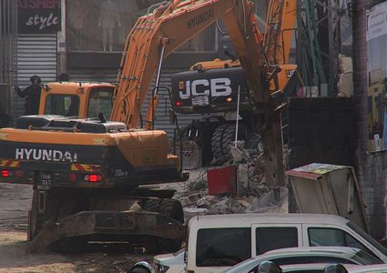 الاحتلال يهدم محلا تجارية في جبل المكبر