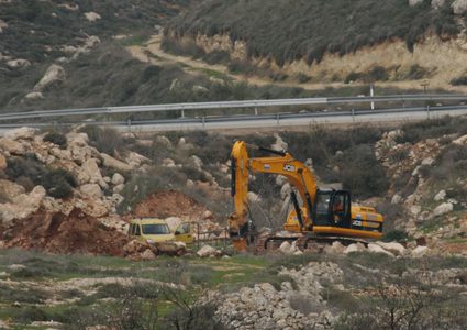 مستوطنون يجرفون أراضي شرق بيت لحم