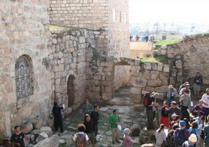 مستوطنون يقتحمون برجا أثريا في السموع ويؤدون طقوسا تلمودية