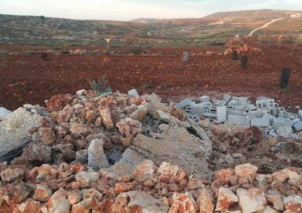 الاحتلال يهدم غرفة زراعية ويدمر أشجارا جنوب نابلس