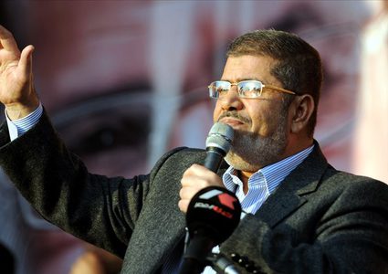 دفن جثمان الرئيس المصري الأسبق مرسي بحضور اسرته ومحاميه