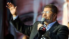 دفن جثمان الرئيس المصري الأسبق مرسي بحضور اسرته ومحاميه
