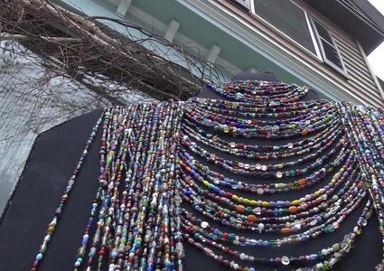 بطول عشرة أقدام ..أطول قلادة تدخل موسوعة "غينيس"