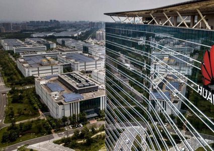 هواوي تقرّ بخسارة "مليارية" جراء العقوبة الأميركية