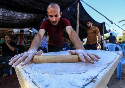 يحضر الفلسطينيون طبق قرسا التقليدي ، في مدينة رفح جنوب قطاع غزة ، 19 يونيو ، 2019.