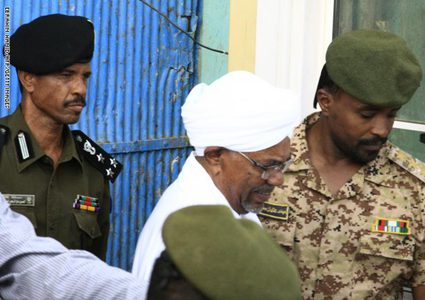 الجنائية الدولية تطالب بتسليم البشير أو محاكمته