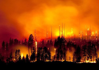 آلاف الكنديين يغادرون منازلهم بسبب حرائق غابات