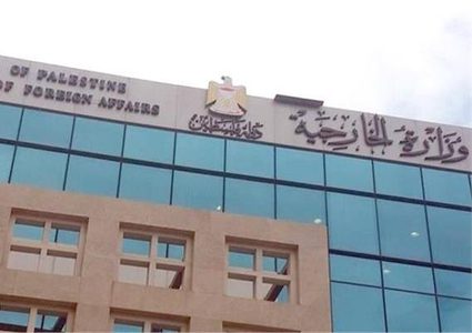 الخارجية تدين حرق المستوطنين لأشجار الزيتون بدعم من قوات الاحتلال