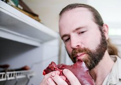 أمريكي يأكل اللحوم النيئة ويطعمها لابنائه طيلة عشر سنوات!