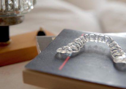 صرير الأسنان يجعلها حساسة