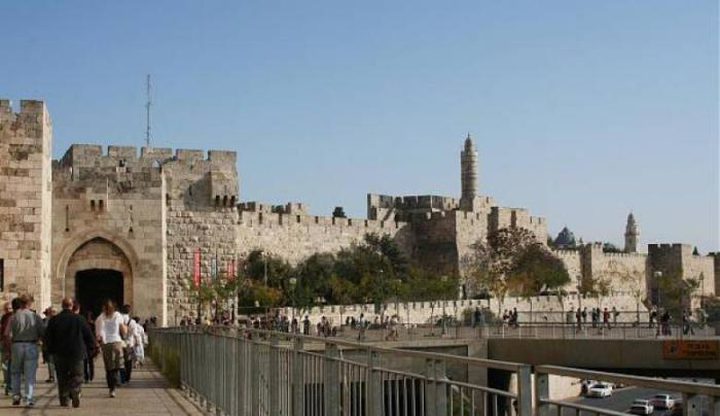 مقدسيون يحذرون من خطورة الاستيلاء على "باب الخليل"