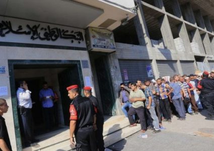 مالية حماس :غداً صرف دفعة من رواتب الموظفين بغزة