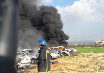 الدفاع المدني يخمد حريقاً نشب في مشطب سيارات بالعيزرية