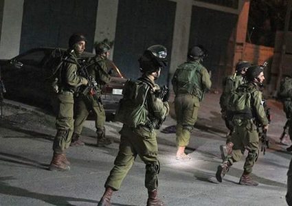 حملة اعتقالات طالت (8) مواطنين في الضفة