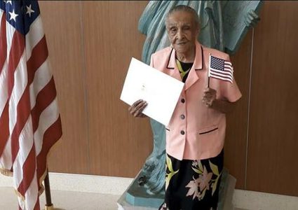 مهاجرة تحصل على الجنسية الامريكية بعمر الـ103 أعوام
