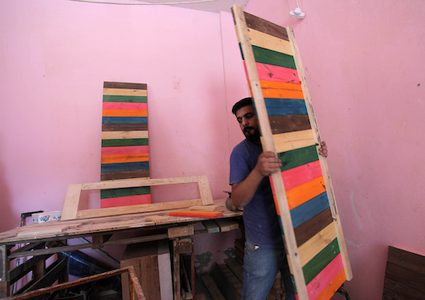 الشاب مقداد يصنع الأثاث بورشته في غزة بطرق بسيطة وجميلة