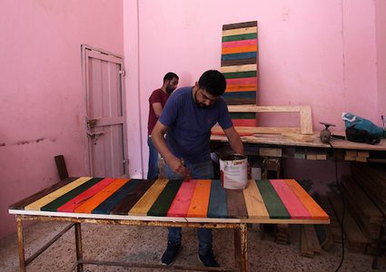 الشاب هيثم مقداد ، 35 عامًا ،يعمل على الخشب لصنع الأثاث في ورشته ،في مدينة غزة.
يعمل مقداد مع ألواح الخشب وقطعه المستخدمة لصنع الأثاث الفني والإبداعي.