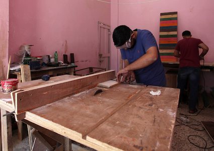 الشاب هيثم مقداد ، 35 عامًا ،يعمل على الخشب لصنع الأثاث في ورشته ،في مدينة غزة.
يعمل مقداد مع ألواح الخشب وقطعه المستخدمة لصنع الأثاث الفني والإبداعي.