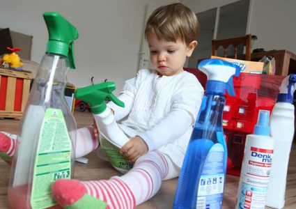 طرق لإسعاف الأطفال من تسّمم مواد التنظيف