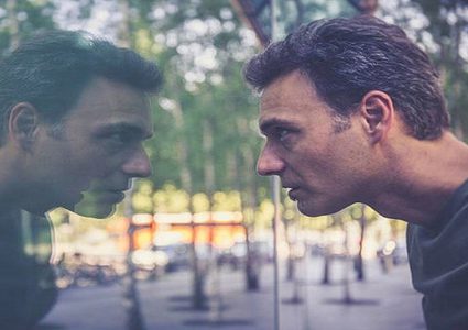 التحدث إلى النفس ليس جنونا بل علامة إيجابية للغاية!