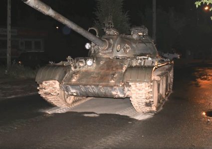 رجل ثمل يقود دبابة ويرعب سكان مدينته!