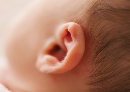 ما سر وجود ثقوب صغيرة فوق آذان بعض الناس؟