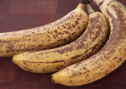 إتلاف موز فاسد وضبط مزرعة دواجن مخالفة للقانون