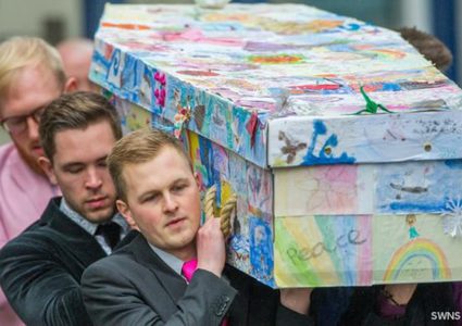 توفيت بالسرطان.. تلاميذ يغطون نعش مديرة مدرستهم بروسوماتهم