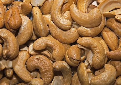 حساسية المكسرات تحرم شاب من ركوب الطائرة