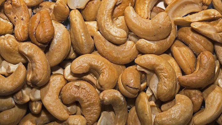 حساسية المكسرات تحرم شاب من ركوب الطائرة