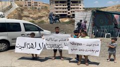 مئات المواطنين يؤدون صلاة الجمعة في حي وادي الحمص