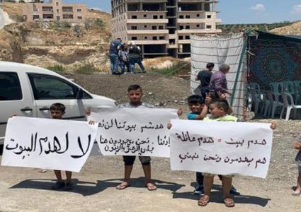 مئات المواطنين يؤدون صلاة الجمعة في حي وادي الحمص