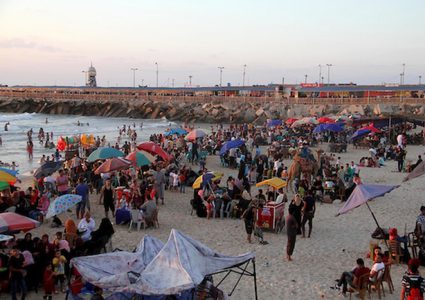 بحر غزة ينفر مصطافيه منه في ظل تلوث الشاطئ